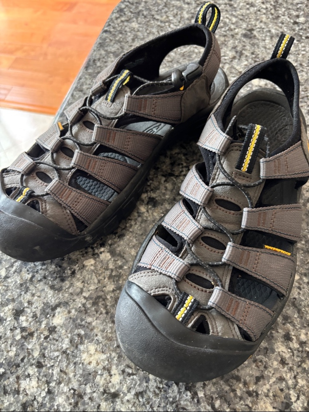 Keen Newport H2 Grey and Black Outdoor Closed-Toe Sandals 10.5 - Picture 2 of 7